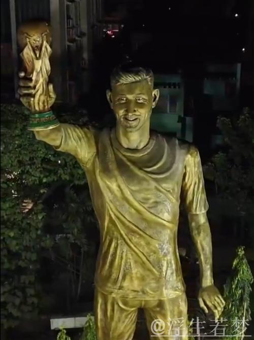 梅西开启印度之旅，加尔各答矗立21米捧杯雕像